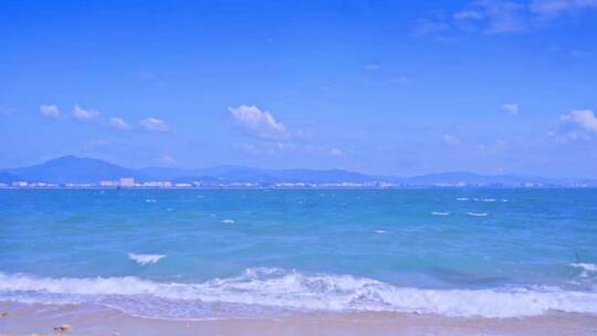 海南三亚蓝天沙滩海浪海边玻璃海度假