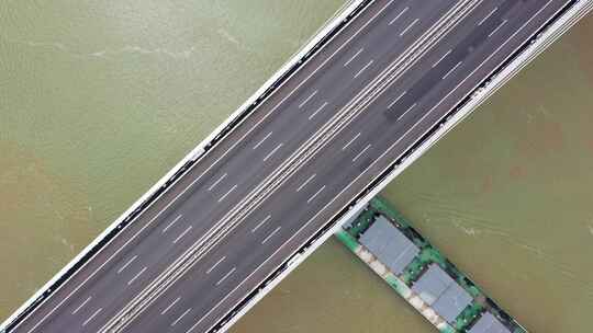 福州长门特大桥货轮穿行航拍左环绕拉升