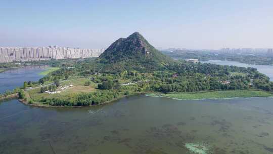 山东济南华山风景区湖面山峰风景