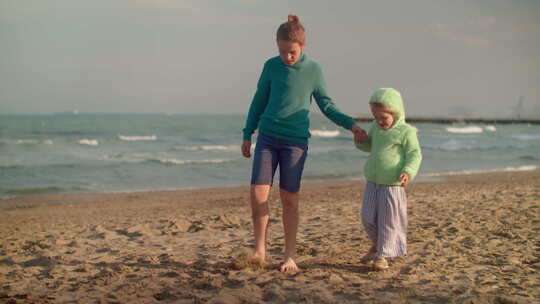 海边散着步的母女视频素材模板下载