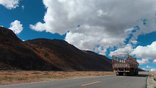 西藏大卡车视频高原路上的运输车辆北斗系统