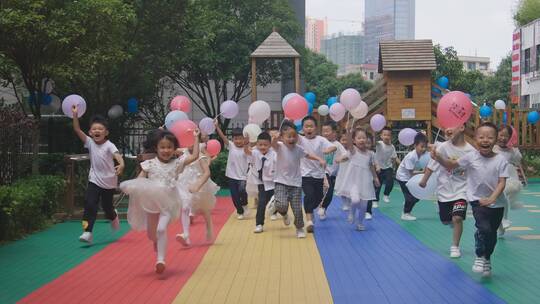 4k实拍幼儿园小朋友奔跑 4视频素材模板下载