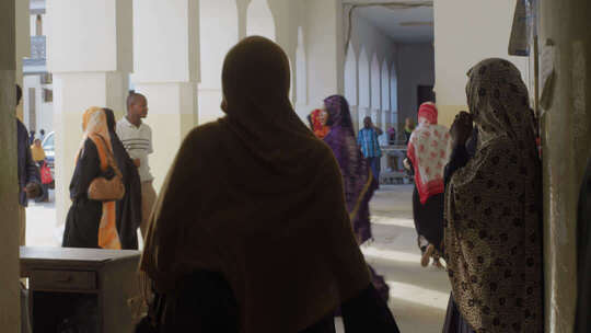 非洲医院门口等待看病的非洲人