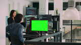 使用Greenscreen Monitor编写源代码的程序员团队高清在线视频素材下载