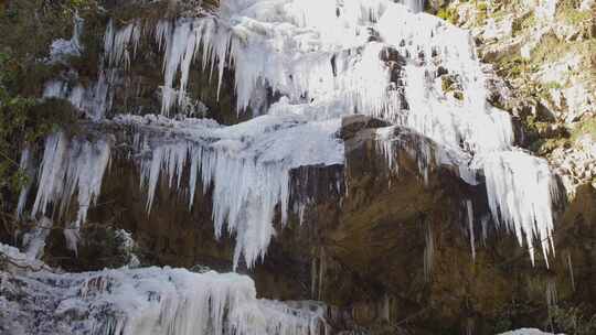 冰瀑布滴水流水流下