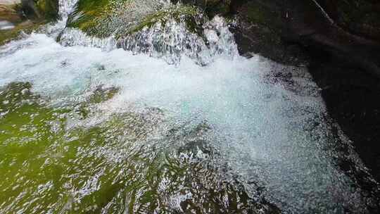 水泉水溪流中的山泉水