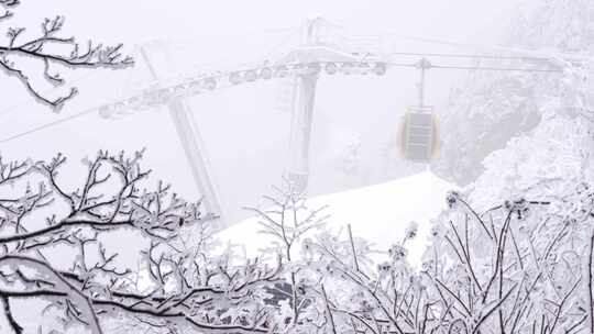 河南老君山雪后旅游索道缆车旅行