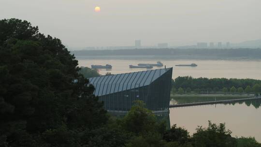 中山舰博物馆绿色植被长江货轮来往夕阳日落视频素材模板下载