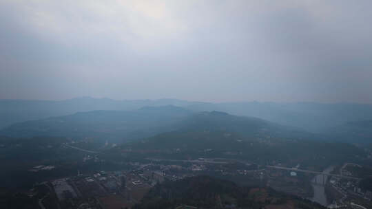 航拍清晨大山村落