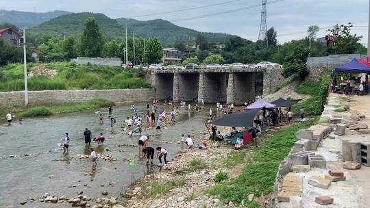 济南南部山区云河桥，野外山谷溪流玩水地视频素材模板下载