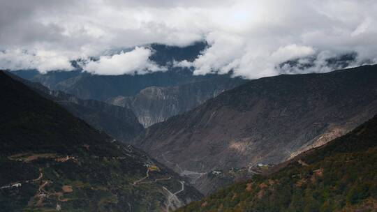 延时乌云视频大山里乌云笼罩云层光影变化