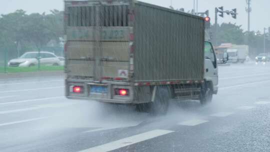 夏天暴雨城市道路大雨滂沱雨景特写慢镜合辑