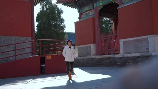 在中国北京历代帝王庙游览的中国女性