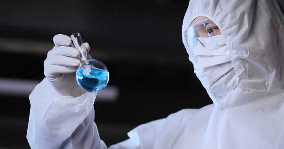 实验室科研人员观测液体医疗生物基因研发