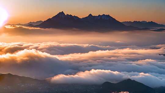 日出云海中的连绵山脉