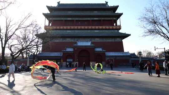 北京冬天钟鼓楼人文景观舞龙表演