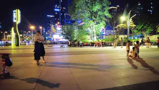 夜晚公园广场休息散步的人们