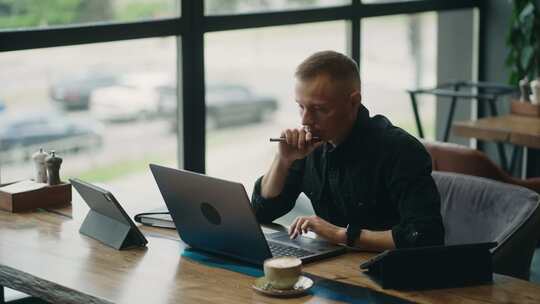 男人，工作，笔记本电脑，咖啡馆