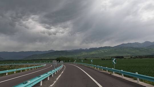 新疆乌云天气行车拍摄视频素材