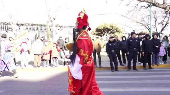 中国工商银行前的传统秧歌表演