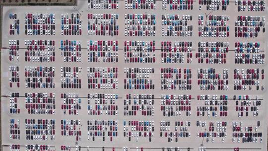 汽车工厂大型停车场俯拍汽车全景