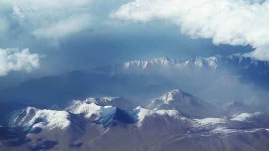 云层下的雪山