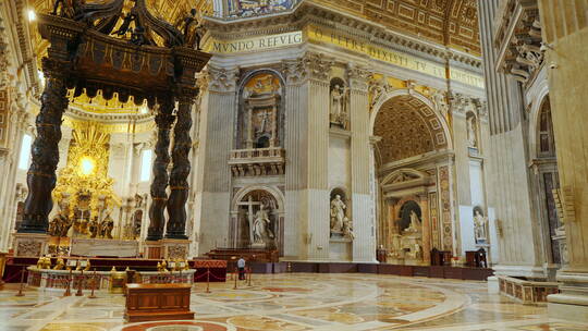 圣彼得大教堂内部的雕塑和壁画