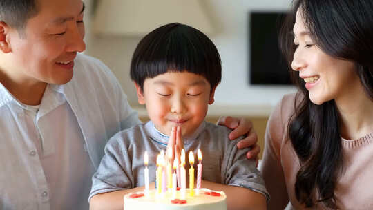 家庭为孩子庆祝生日场景