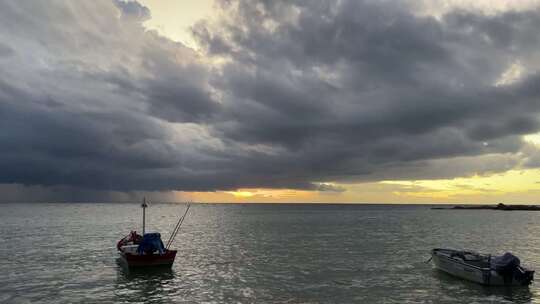 漂浮在海上的空船