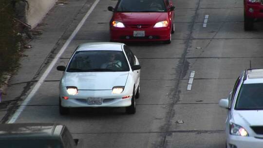 道路上行驶的汽车