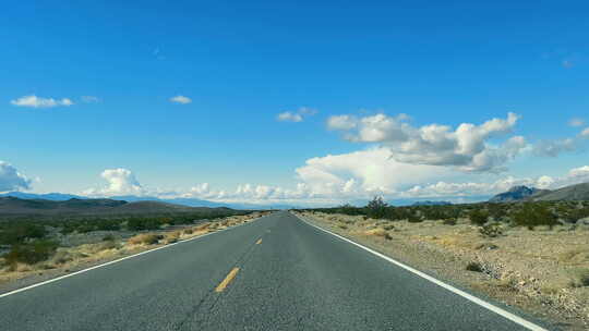 穿越干旱山脉的沙漠之旅一条空旷的道路穿过