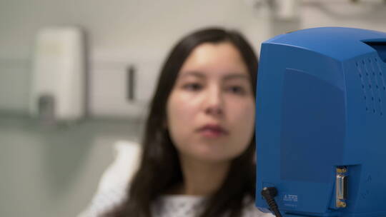 病人看血压监测仪视频素材模板下载