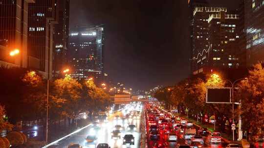 雨夜城市街道行人车辆景象