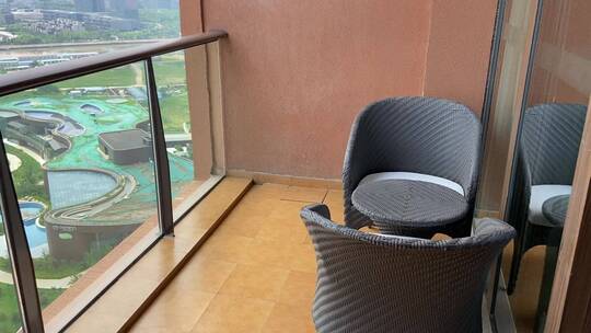 青岛红树林海景酒店客房，海景双人床视频素材模板下载