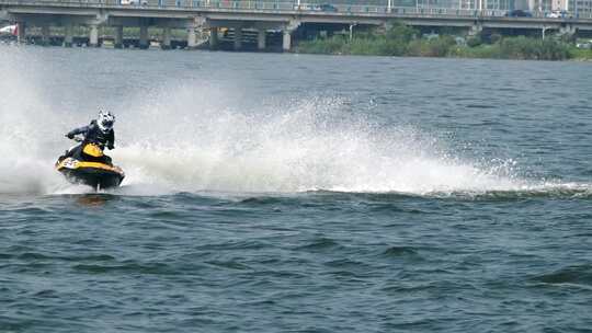 水上摩托艇比赛冲浪激情乘风破浪