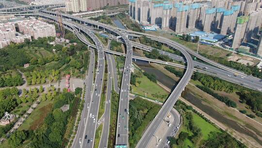 航拍郑州城市拥堵交通车辆行驶