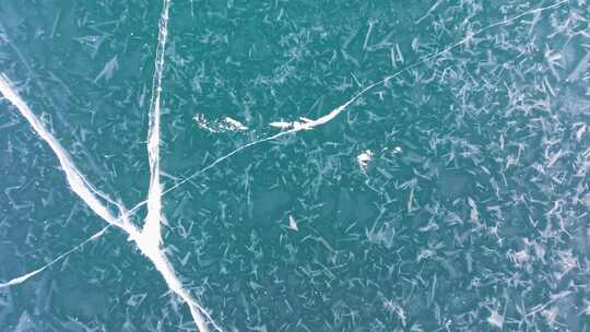 航拍新疆冬季赛里木湖冰封湖面蓝冰美丽纹理