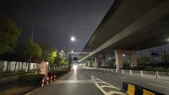 城市夜晚开车第一视角汽车窗外沿途风景马路