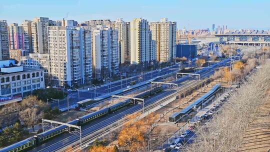 北京朝阳站铁路轨道上行驶的高铁列车火车