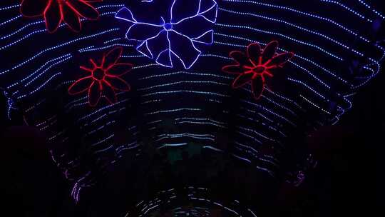 夜间彩色灯光映照的冰瀑景观