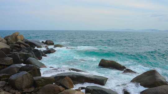 海浪拍打礁石正常速度