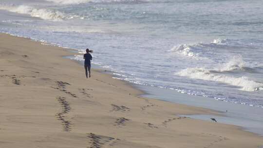 一个女人在沙滩上慢跑视频素材模板下载