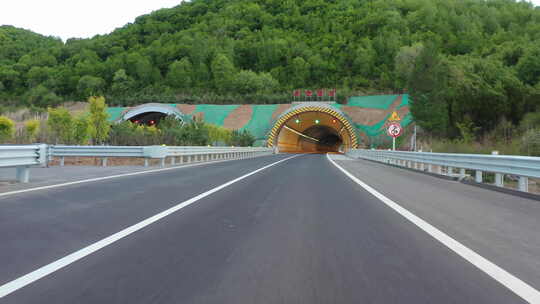车辆穿梭在高速公路隧道行驶