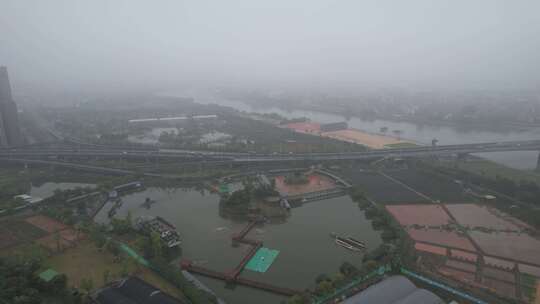 雨雾中的广东东江流域航拍