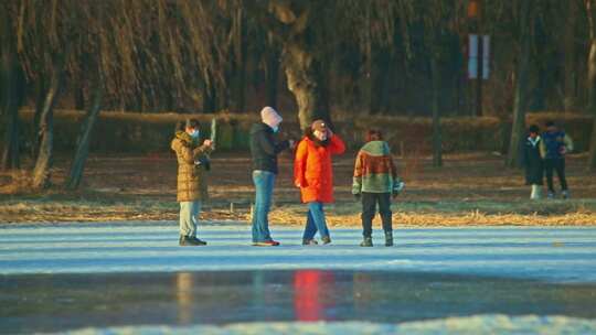 冰雪乐趣 冬天美景 摆拍 冰上娱乐 女人