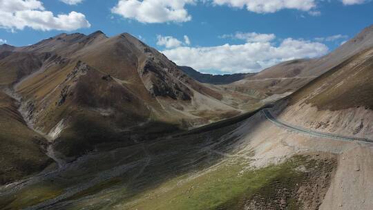 新疆独库公路宏伟的山谷地形