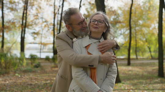 退休的成熟老人拥抱女人从背后深情的丈夫拥