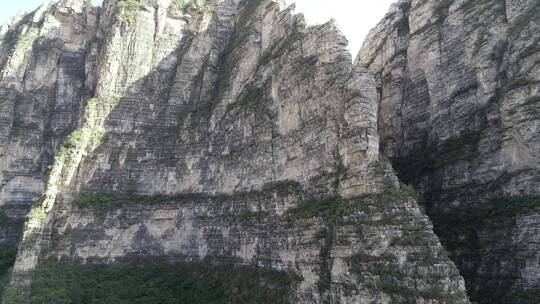 无人机航拍垂直青山风景自然半分钟素材