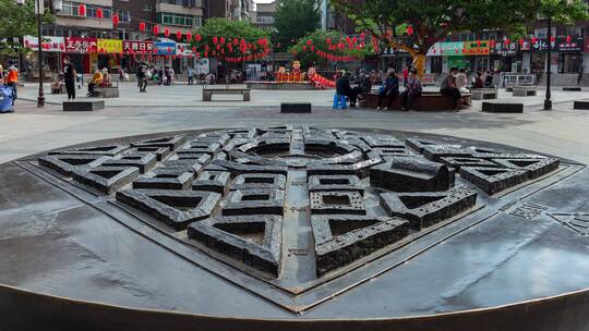 八卦街地图雕塑和广场休闲市民生活