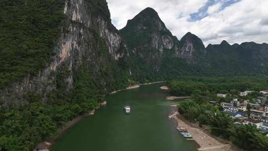 广西桂林市草坪乡冠岩漓江航拍自然风光